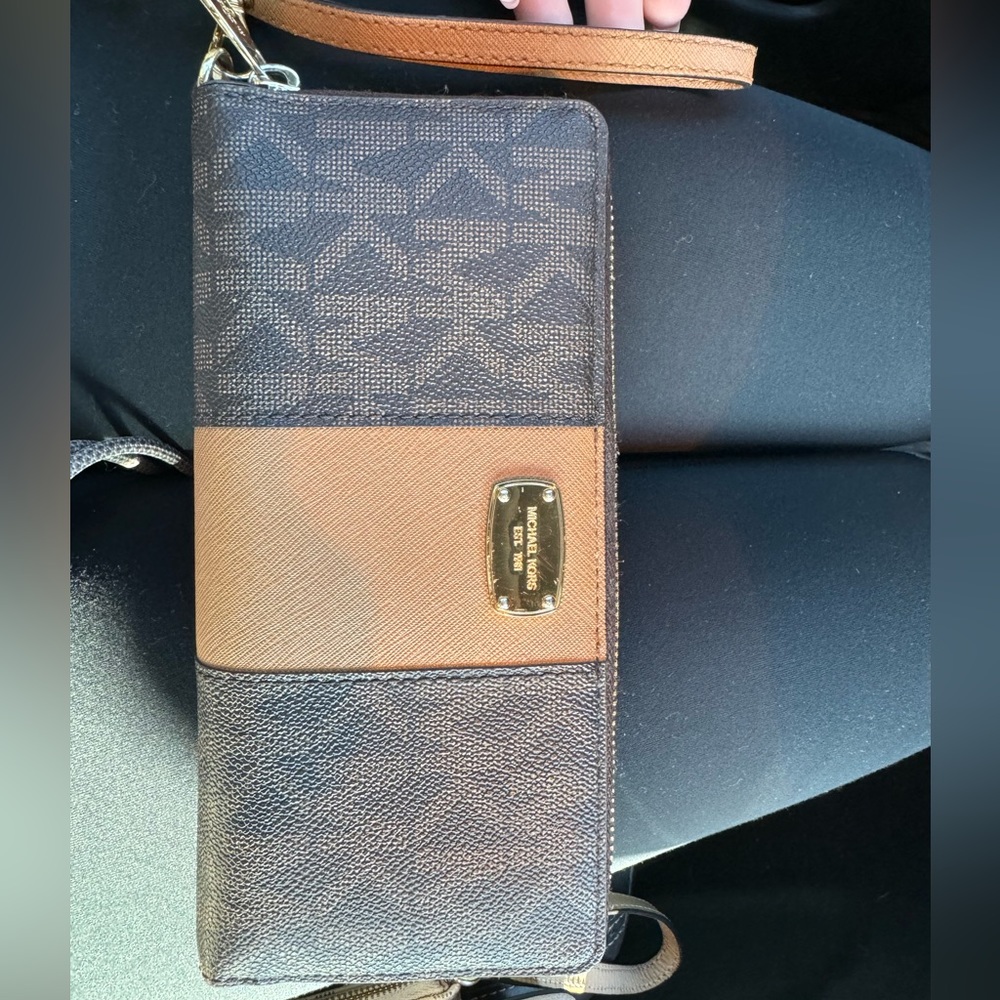Michael kors wristlet wallet